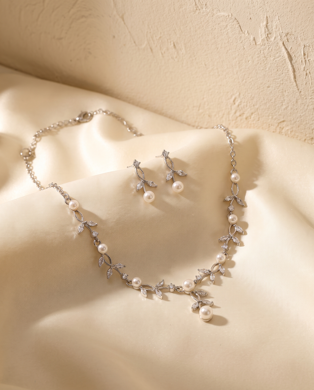 Il Sussurro — Pearl Necklace & Earring Set — FYNX