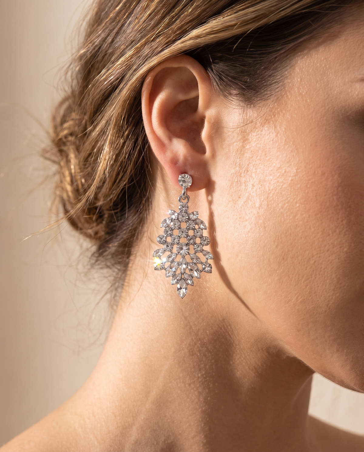 La Regina oorbel in close-up — FYNX